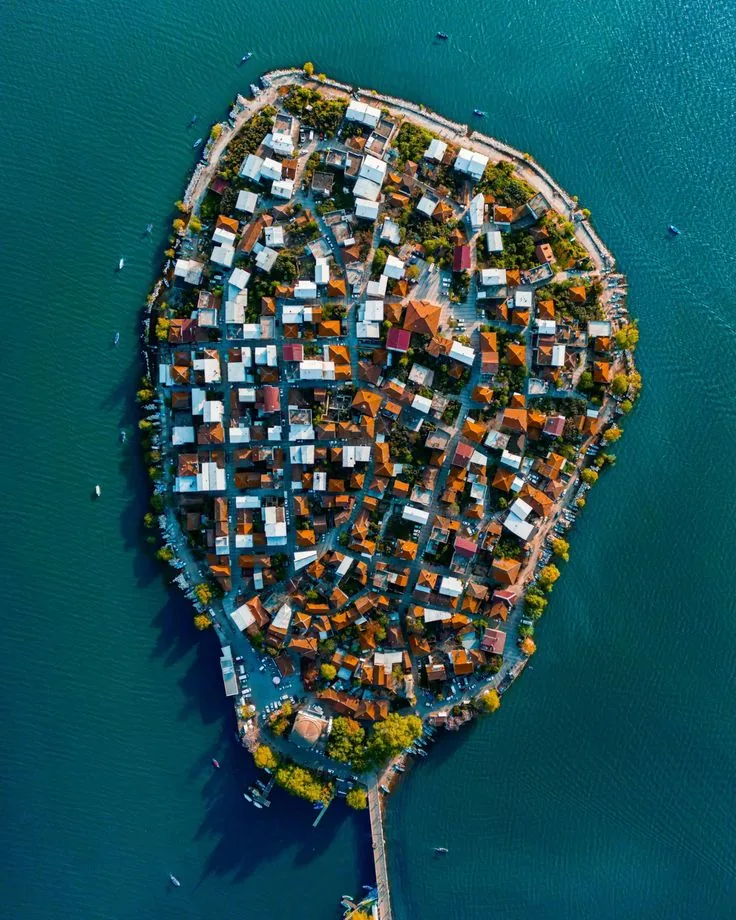 Uluabat Gölü'ne uzanan Gölyazı yarımadası, kuşbakışı